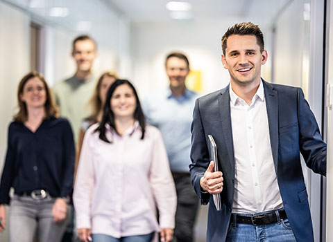 BJB Mitarbeiter lächeln in die Kamera