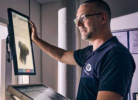 BJB Mitarbeiter begutachtet technische Zeichnung