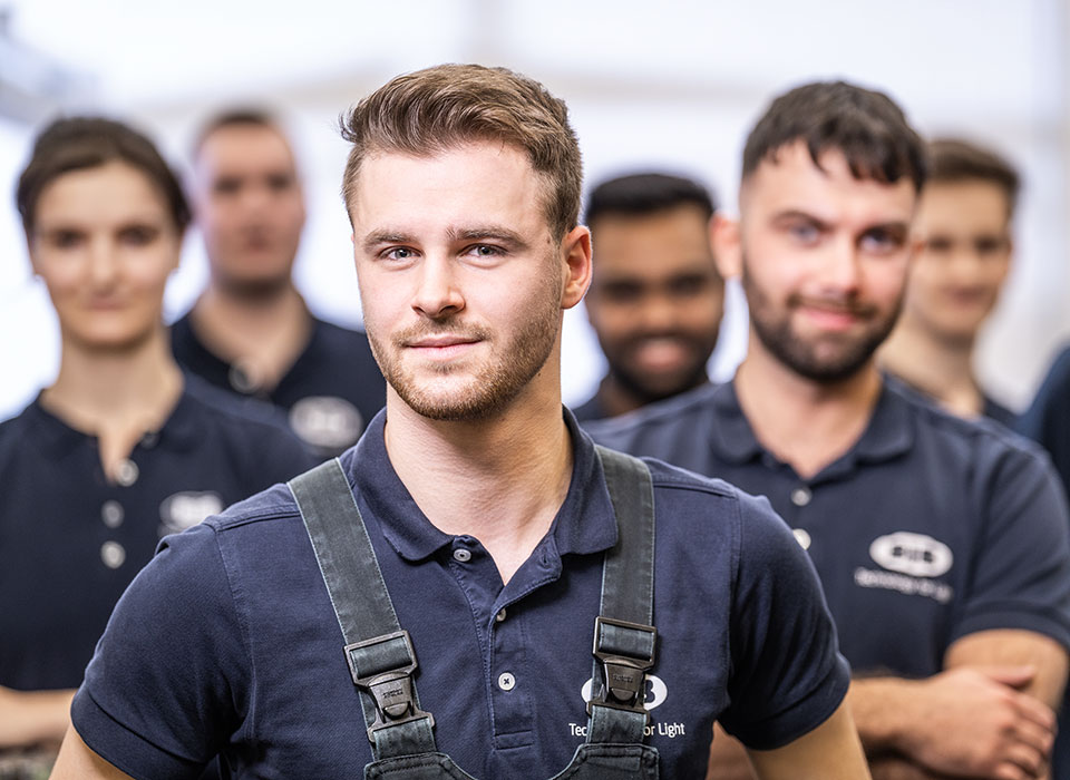 BJBについて bjb-karriere-junger-mann-mit-team-in-arbeitskleidung