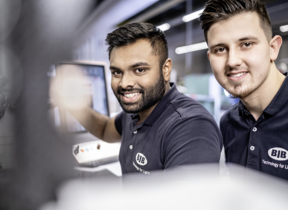 BJB Auszubildende lachen in die Kamera